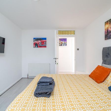 Private Room In London Enfield With Parking Exterior photo