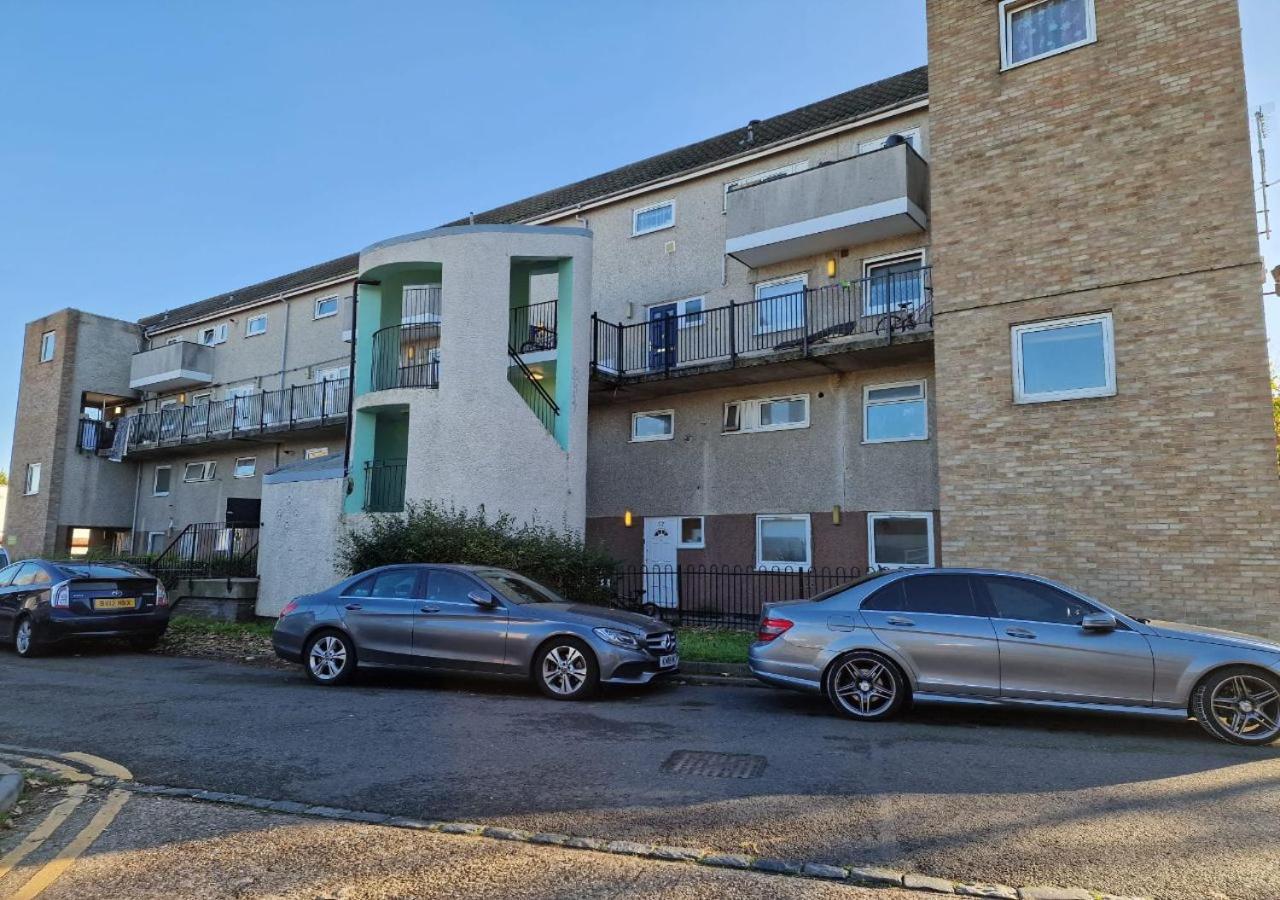 Private Room In London Enfield With Parking Exterior photo