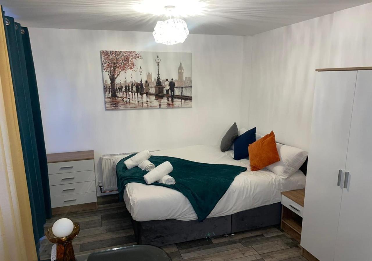 Private Room In London Enfield With Parking Exterior photo