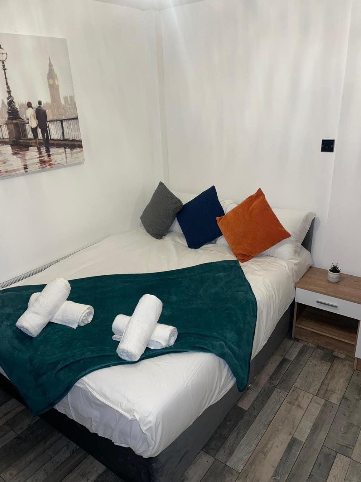 Private Room In London Enfield With Parking Exterior photo